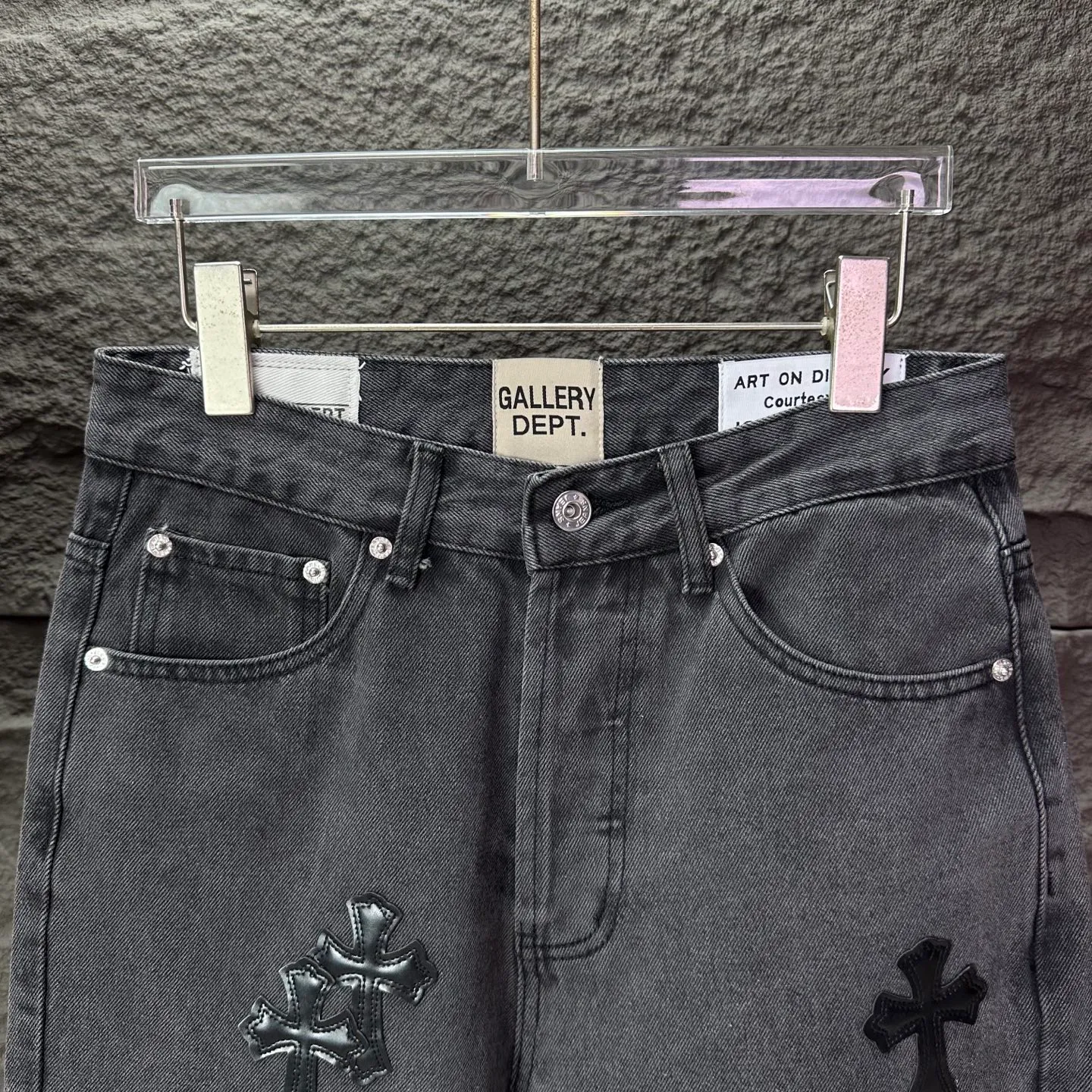 P270 GALLERY DEPT. Co-branded 2025 new black cross-leather stitching couple's style loose washed flared jeans 🔥High version🔥High version🔥 Top ceiling quality Styles with different washed textures are very friendly to people with thin legs and thick legs. The slightly flared version is very flattering to the leg shape. Moderate length that never goes out of style, easy and casual to match, basic styling for various styles, a must-have in the wardrobe! The fabric is stiff but also makes the upper body soft without losing texture. The washing process is even more perfect. It is a must-have item for everyone! ! ! Washed wheat, tag, pants label, three complete labels Color: washed black, washed blue Size: 28, 30, 32, 34 (four sizes)